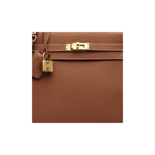 Hermès Kelly 25 brown Togo leather handbag featuring gold hardware, a luxurious fashion bag ideal for everyday use.