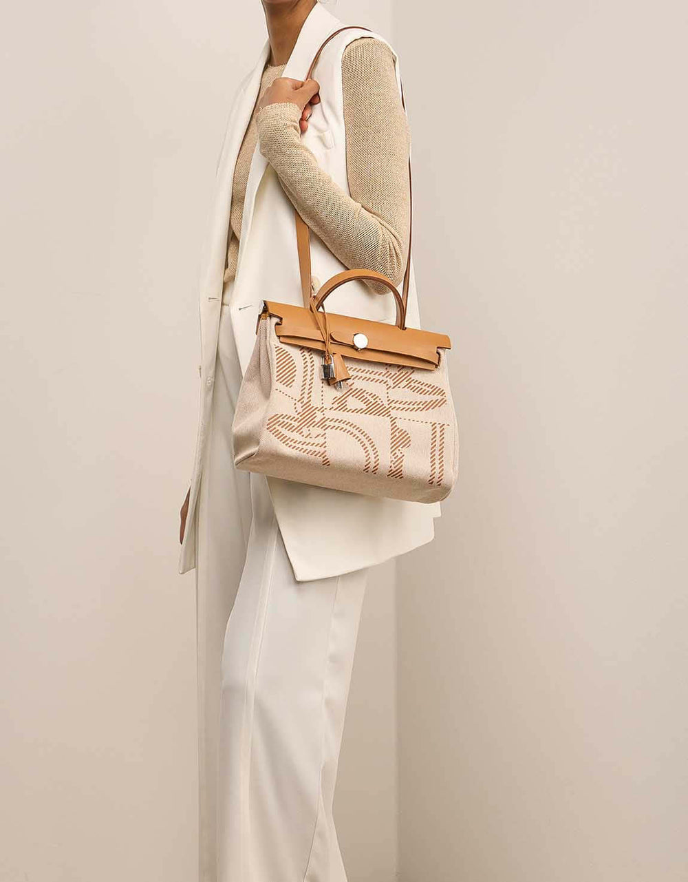 HERMÈS Herbag 31 Vache Hunter Sable Naturel luxury bag for women showcasing stylish design and high quality craftsmanship.