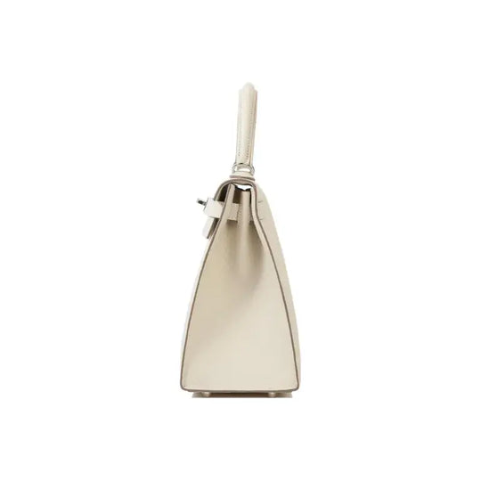 Hermès Kelly 25 handbag in milkshake white Epsom leather showcasing elegant silhouette and high quality craftsmanship.