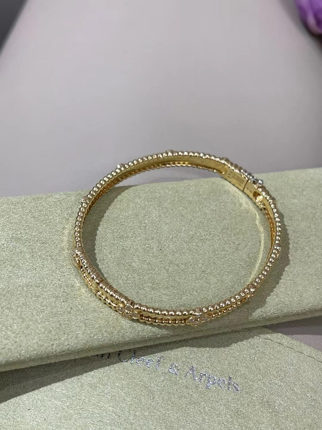 سوار بيرليه سويت كلوفرز، موديل متوسط، مطلي بالذهب عيار 18 قيراطًا