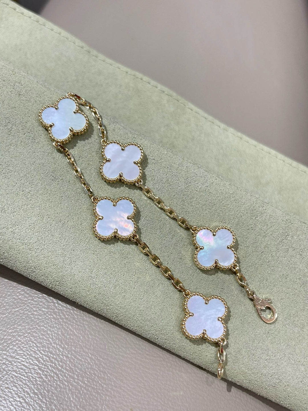 Vintage Alhambra Bracelet, 5 Motifs gold white