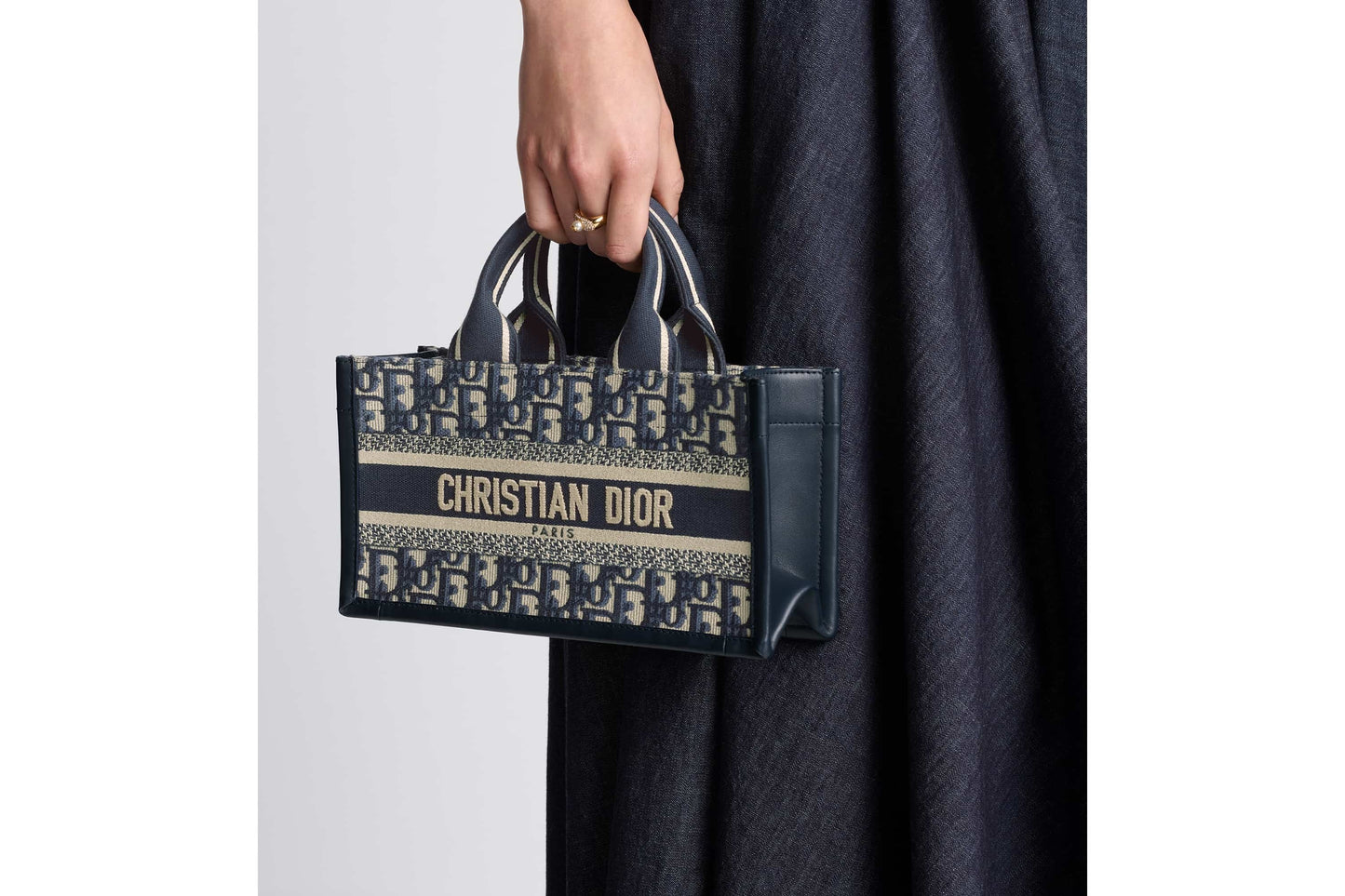 حقيبة East-West Dior Book Tote مع حزام